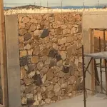 Kameni zid u dvorištu – dekorativni i potporni zid od prirodnog kamena u Vodicama, Šibeniku i Šibensko-kninskoj županiji – Kendeš gradnja, uređenje okućnica i dvorišta