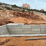 Izrada bazena u dvorištu – Kendeš gradnja, profesionalna gradnja betonskih i obloženih bazena do završnih radova(sistem ključ u ruke) u Vodicama, Šibeniku i Šibensko-kninskoj županiji – Kendeš gradnja, uređenje okućnica i dvorišta