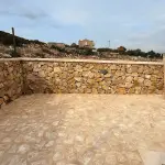 Kameni zid u dvorištu – dekorativni i potporni zid od prirodnog kamena u Vodicama, Šibeniku i Šibensko-kninskoj županiji – Kendeš gradnja, uređenje okućnica i dvorišta