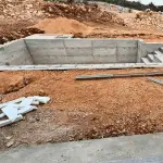 Izrada bazena u dvorištu – Kendeš gradnja, profesionalna gradnja betonskih i obloženih bazena do završnih radova(sistem ključ u ruke) u Vodicama, Šibeniku i Šibensko-kninskoj županiji – Kendeš gradnja, uređenje okućnica i dvorišta