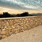 Kameni zid u dvorištu – dekorativni i potporni zid od prirodnog kamena u Vodicama, Šibeniku i Šibensko-kninskoj županiji – Kendeš gradnja, uređenje okućnica i dvorišta