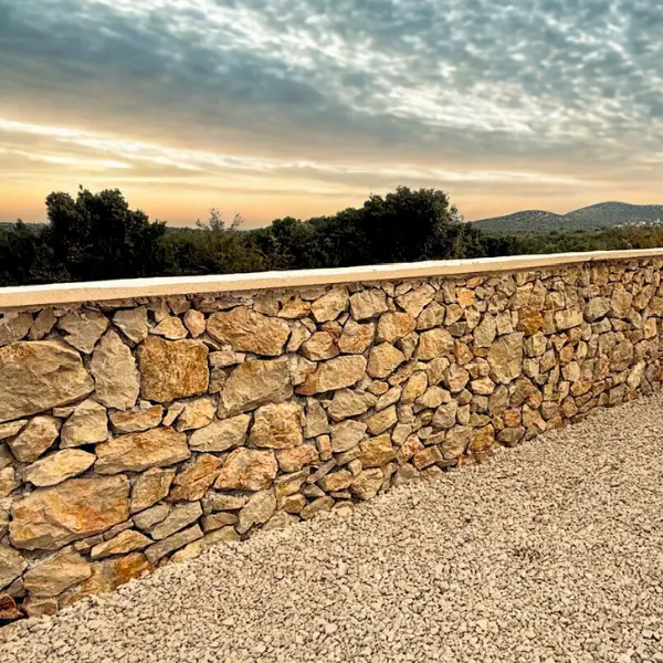 Kameni zid u dvorištu – dekorativni i potporni zid od prirodnog kamena u Vodicama, Šibeniku i Šibensko-kninskoj županiji – Kendeš gradnja, uređenje okućnica i dvorišta