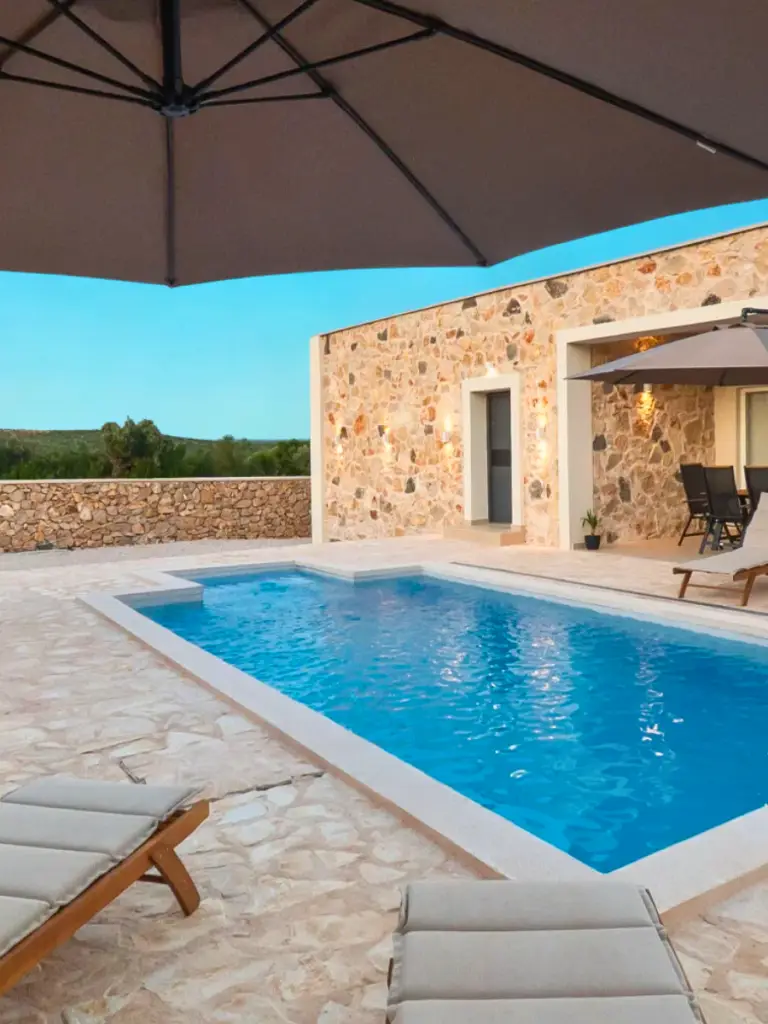 Niskogradnja roh-bau Villa Lapidea, bazen i kamen